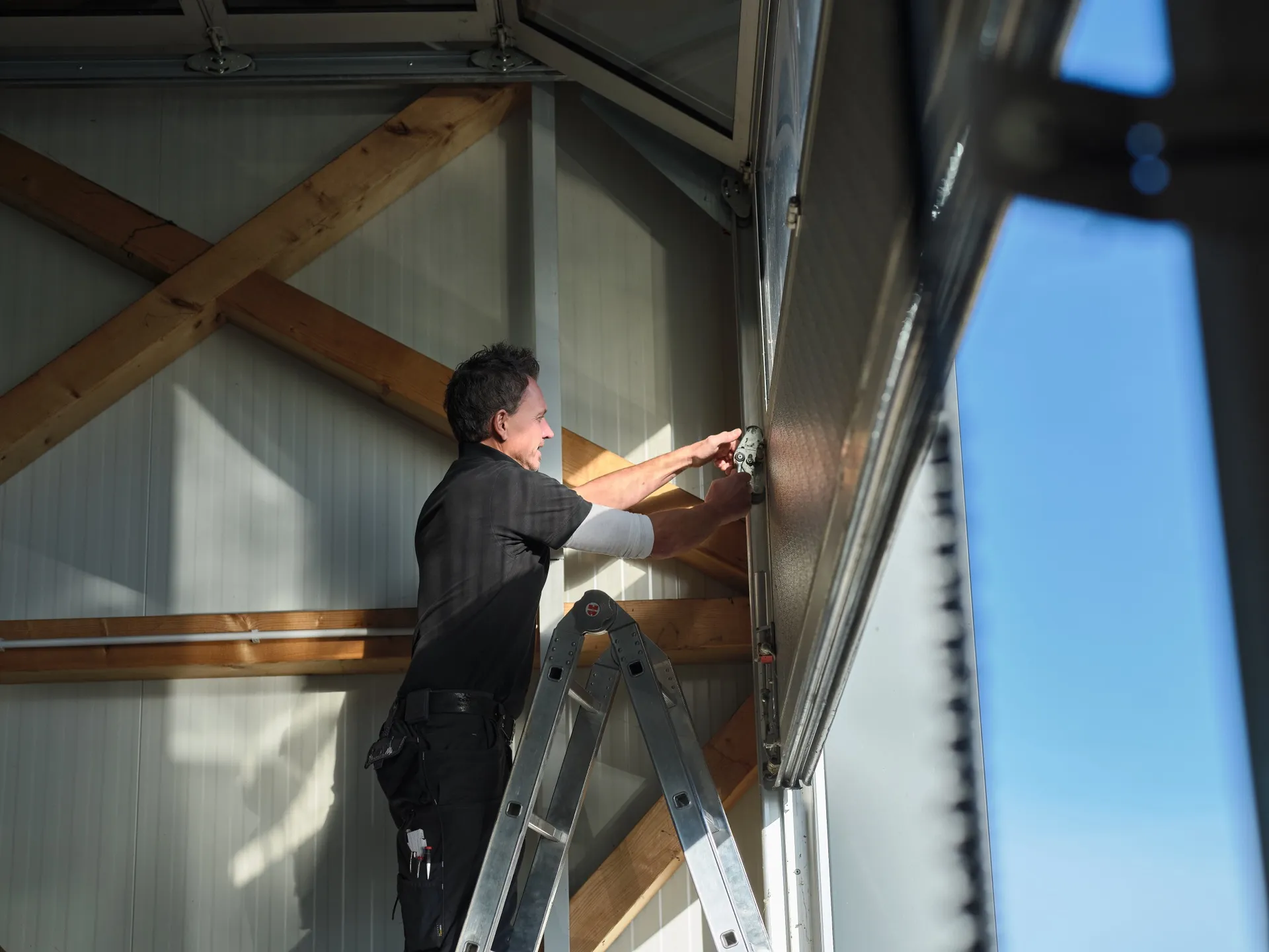 Monteur bei der Torinstallation