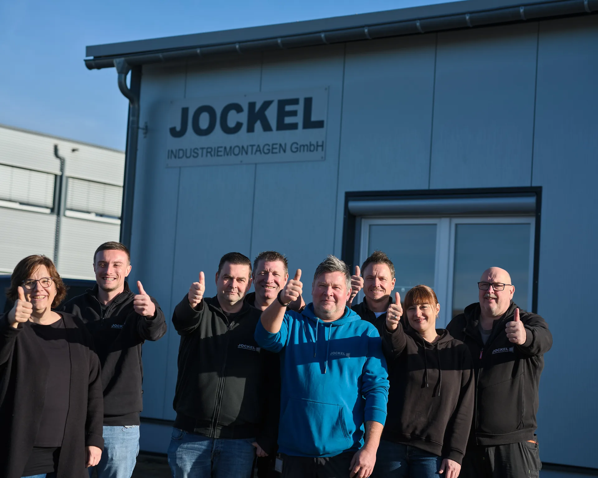 Das Team von Jockel Industriemontagen vor dem Firmensitz in Iggingen