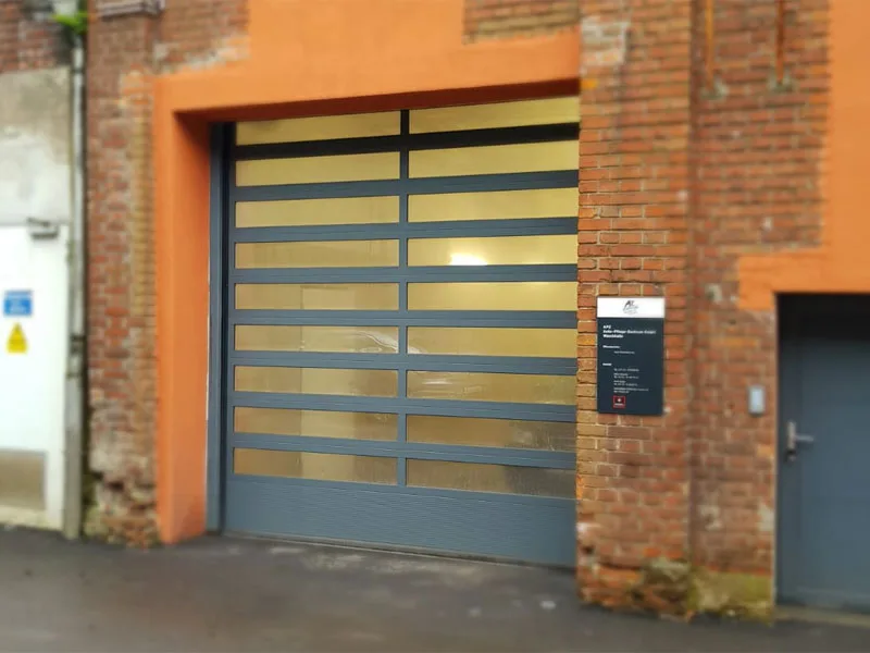 Sektionaltor in einer Industriehalle