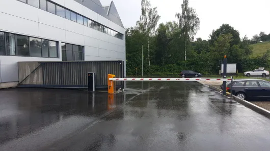 Schranke an einer Werkseinfahrt