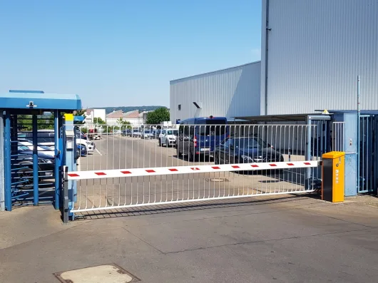 Torschranke an Betriebseinfahrt